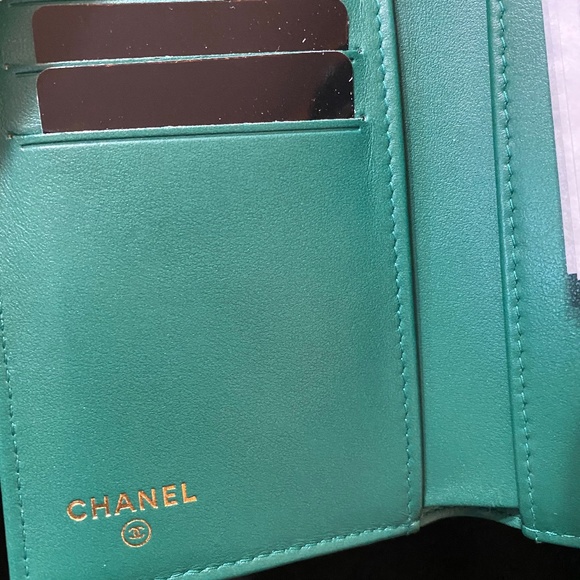 RARE Stunning Chanel 18s Caviar green large wallet - Picture 6 of 9